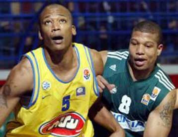 «Αυτοκτονία» της ΑΕΚ, 73-75 από την Τσιμπόνα  – Υπέκυψε στην Μακάμπι ο ΠΑΟ (84-91)