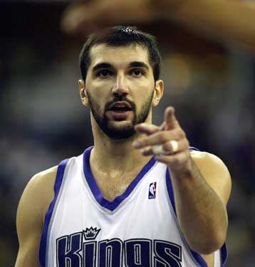 Για το «τρία στα τρία» στα τρίποντα ο Στογιάκοβιτς