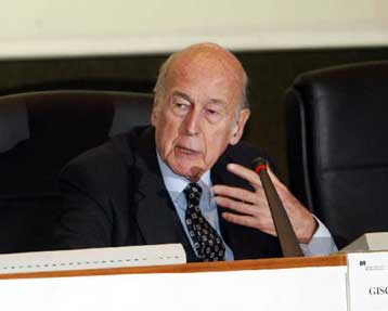 Τις προοπτικές υιοθέτησης του ευρωπαϊκού Συντάγματος εξέτασαν Καραμανλής – Ντ Εστέν