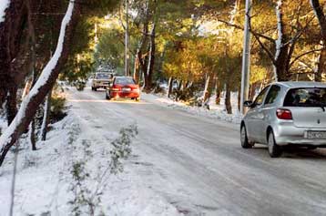 Πρόσκαιρη η βελτίωση του καιρού, παραμένουν τα προβλήματα και το δριμύ ψύχος