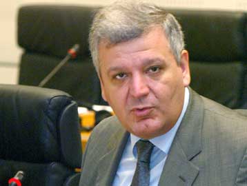 Διευκρινίσεις Πρωτόπαπα για την επίμαχη τροπολογία και βολές κατά της Νέας Δημοκρατίας