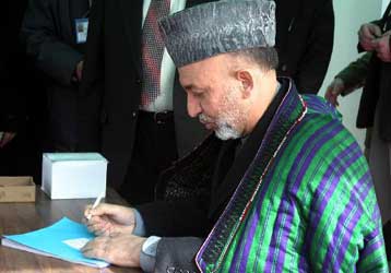 Επισήμως σε ισχύ το νέο Σύνταγμα του Αφγανιστάν με την υπογραφή Καρζάι