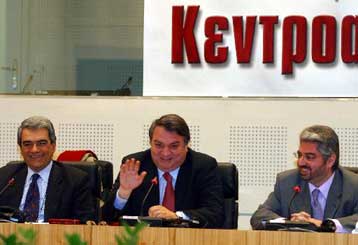 «Ψήφος εμπιστοσύνης» από την ΑΕΚΑ στον Γιώργο Παπανδρέου