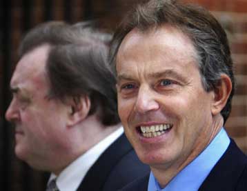 Ο Τ.Μπλερ απέφυγε πολιτική ήττα, ενώ αναμένει τη δημοσιοποίηση της έκθεσης Χάτον