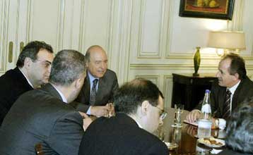 Επιμένει η ΓΣΕΕ σε αυξήσεις 8% και 39ωρο – Επιφυλάξεις για την πρόταση Παπανδρέου