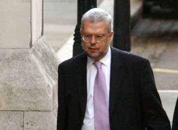 Υπέβαλε παραίτηση ο πρόεδρος του BBC – Ζήτησε συγγνώμη για τις κατηγορίες κατά Μπλερ