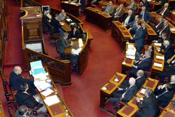 Aντιπαράθεση κορυφής στη Βουλή κατά την τελευταία εμφάνιση Σημίτη ως πρωθυπουργού