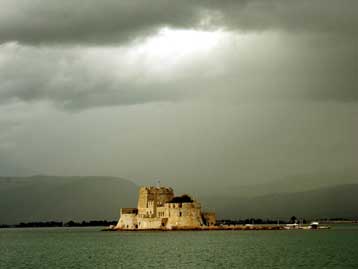 Ισχυρές καταιγίδες και θυελλώδεις ανέμους προβλέπει για το επόμενο 24ωρο η ΕΜΥ