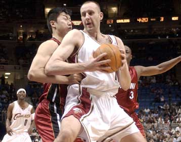 Εκτός έδρας νίκη των Καβαλίερς στην έδρα των Νικς με «σόου» Ιλγκάουσκας