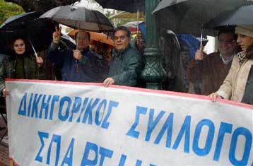 Ψήφισμα διαμαρτυρίας επέδωσαν στον Απόστολο Κακλαμάνη οι δικηγόροι της χώρας