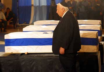 Με νέες απαγωγές Ισραηλινών απειλεί η Χεζμπολάχ – Προειδοποιεί και ο Αριέλ Σαρόν