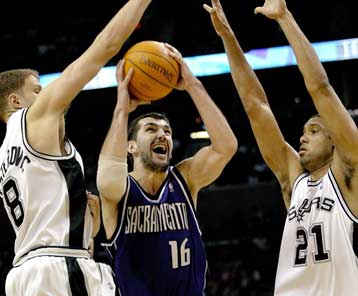 Μεγάλη εκτός έδρας νίκη του Σακραμέντο επί του Σαν Αντόνιο με πρωταγωνιστή τον Πέτζα
