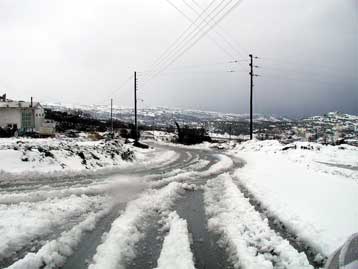 Η έντονη χιονόπτωση στη Βόρειο Ελλάδα δημιουργεί προβλήματα στο οδικό δίκτυο