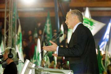 Δεν θα αφήσουμε τη σκανδαλολογία να σκεπάσει την πολιτική ζωή, δηλώνει ο Γ.Παπανδρέου