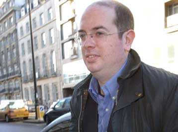 Παραιτήθηκε ο ρεπόρτερ του BBC Αντριου Γκίλιγκαν, που δημοσιοποίησε τον φάκελο-Ιράκ