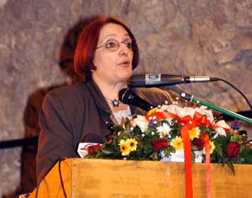 Αλλού είναι τα πραγματικά σκάνδαλα για την ελληνική κοινωνία, λέει η Αλέκα Παπαρήγα