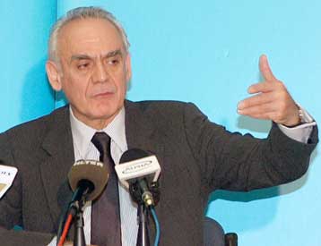 Η αντιπολίτευση στοχεύει στη μη εισαγωγή της ΕΤΑ στο Χρηματιστήριο, λέει η κυβέρνηση