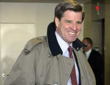 Ο Σαντάμ θα παραδοθεί σε ιρακινό ειδικό δικαστήριο, δήλωσε ο Πολ Μπρέμερ