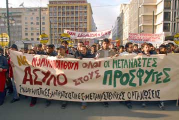 Συλλαλητήρια σε Αθήνα και Θεσσαλονίκη για τις άδειες παραμονής των μεταναστών