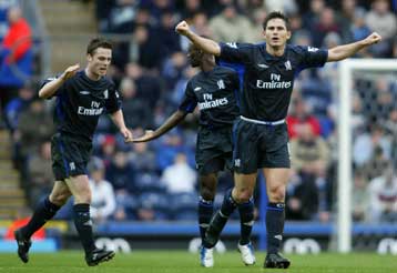 Παραμένει στην κορυφή η Αρσεναλ-Η Τσέλσι πέρασε από το «Ίγουντ Παρκ»