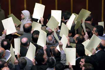 Υπέρ της αναβολής των εκλογών τάχθηκε το Υπουργικό Συμβούλιο του Ιράν