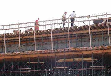 «Φρένο» στην επέκταση της οικοδομικής δραστηριότητας τον Αύγουστο του 2003