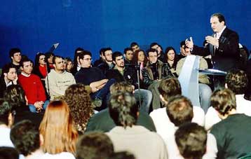 Αιχμές κατά Παπανδρέου για τον τρόπο προσέγγισης της νεολαίας άφησε ο K.Καραμανλής