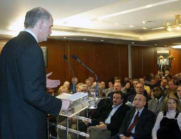 Φορολογικές ελαφρύνσεις για τις μικρομεσαίες επιχειρήσεις εξήγγειλε ο Γ.Παπανδρέου