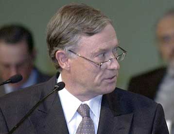 To ΔΝΤ αναθεωρεί προς τα πάνω τις προβλέψεις του για την παγκόσμια ανάπτυξη το 2004