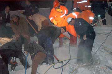 Κατάρρευση δεκαόροφου κτιρίου στην Τουρκία – Πολλοί παγιδευμένοι στα συντρίμμια