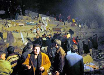 Στους 13 ανήλθαν οι νεκροί από την κατάρρευση κτιρίου στην Τουρκία