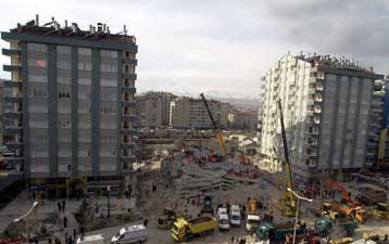 Αγώνας δρόμου για τα σωστικά συνεργεία στην Τουρκία – Στους 26 οι νεκροί