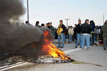 Μπλόκο ελαιοπαραγωγών στην παλαιά εθνική οδό Αθηνών-Πατρών