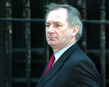 Ο Τζεφ Χουν «ανακρίνεται» από κοινοβουλευτική επιτροπή για τον ισχυρισμό των «45»