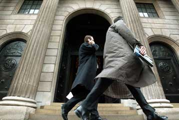 Σε αύξηση των επιτοκίων κατά 0,25% προχώρησε η Τράπεζα της Αγγλίας