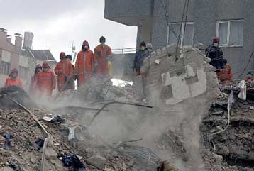 Τους 43 έφτασαν οι νεκροί από την κατάρρευση της πολυκατοικίας στο Ικόνιο