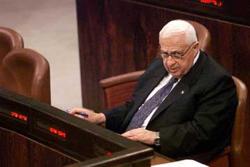 Αθώος για εμπλοκή στο σκάνδαλο διαφθοράς, δηλώνει ενώπιον ανακριτών ο Αριέλ Σαρόν