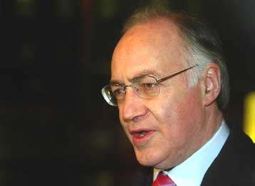 Παραίτηση Μπλερ λόγω «παράλειψης καθήκοντος» με φόντο το Ιράκ, ζητά ο Χάουαρντ