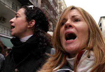 Συνεχίζουν τις κινητοποιήσεις τους οι ιπτάμενοι συνοδοί – φροντιστές