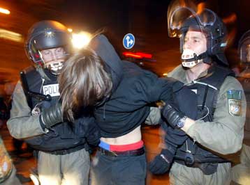 Τουλάχιστον 28 συλλήψεις και 145 προσαγωγές διαδηλωτών κατά την άτυπη Σύνοδο του ΝΑΤΟ