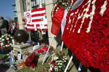 Φόρος τιμής εικοσιένα κενά καθίσματα στο Καραϊσκάκη για όσους χάθηκαν στη «Θύρα 7»