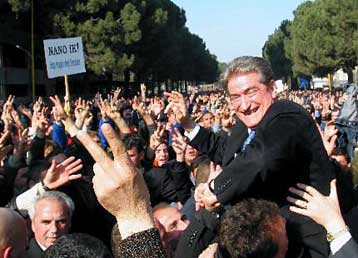 Βίαια επεισόδια στα Τίρανα στη διάρκεια διαδήλωσης κατά του Φάτος Νάνο