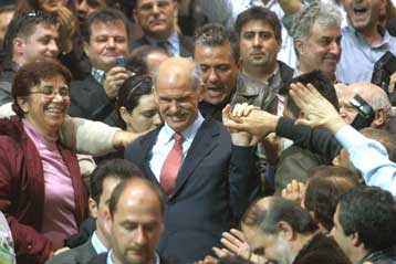 Κανονικά διεξάγεται από το πρωί η διαδικασία εκλογής του Γιώργου Παπανδρέου