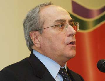 «Σόου» χαρακτήρισε τη διαδικασία εκλογής προέδρου στο ΠΑΣΟΚ ο Ν.Κωνσταντόπουλος