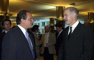 Σημαντικές διαφορές στα οικονομικά προγράμματα ΠΑΣΟΚ και Νέας Δημοκρατίας