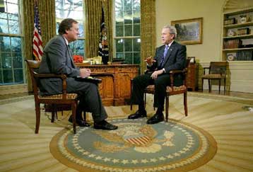 Εν μέσω… διασταυρούμενων πυρών, ο Τζορτζ Ο.Μπους στηρίζει τον πόλεμο κατά του Ιράκ