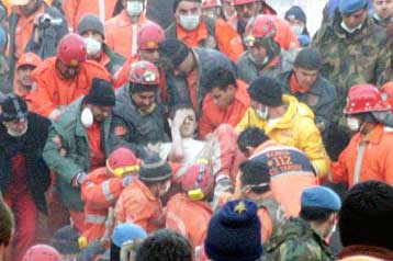 Ζωντανή ανασύρθηκε μία γυναίκα από τα συντρίμμια της πολυκατοικίας στο Ικόνιο