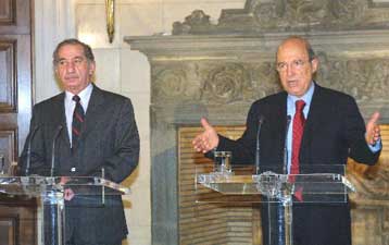 Στόχος παραμένει η συνολική λύση στο Κυπριακό, δηλώνουν Αθήνα και Λευκωσία