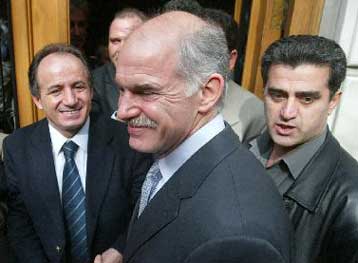 Τη διαφωνία του με τις θέσεις της ΝΔ για το ασφαλιστικό εξέφρασε στη ΓΣΕΕ ο Γ.Παπανδρέου