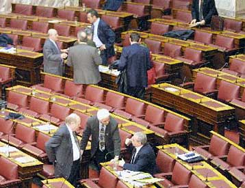 Κατά 30% λιγότερη η τηλεοπτική διαφήμιση των κομμάτων σε σχέση με το 2000